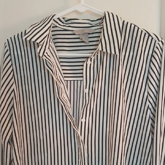 H&M Navy Blue and White Button Down Blouse - Picture 9 of 14